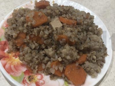 Grikių košė su mėsa ir morkomis pagrindine nuotrauka