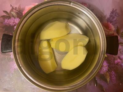 Bulvės su kalakutiena ir daržovėmis „Po-lapušenkiškai“ Žingsnis 1