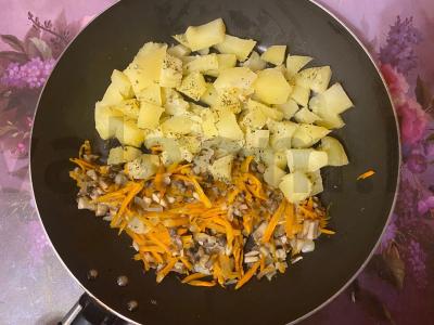 Bulvės su kalakutiena ir daržovėmis „Po-lapušenkiškai“ Žingsnis 6