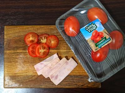 Užkandis su kalakutienos kumpiu ir pomidorais Žingsnis 1