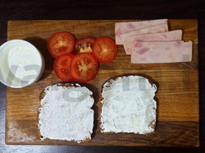 Užkandis su kalakutienos kumpiu ir pomidorais Žingsnis 2