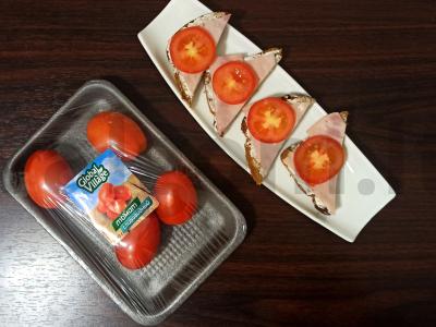 Užkandis su kalakutienos kumpiu ir pomidorais pagrindine nuotrauka