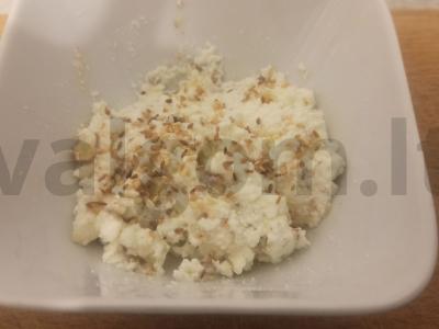 Varškė su sezamo sėklomis ir riešutais pagrindine nuotrauka