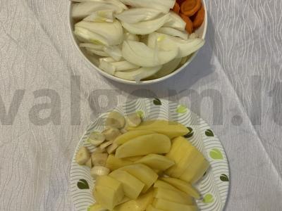 Vištiena su bulvėmis, daržovėmis ir adžika orkaitėje Žingsnis 1