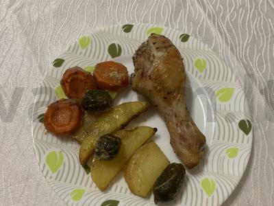 Vištiena su bulvėmis, daržovėmis ir adžika orkaitėje pagrindine nuotrauka