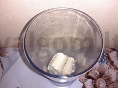 Sotūs kokteilis su proteinu, raugintu pienu ir bananais Žingsnis 1