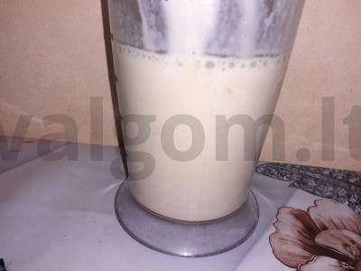 Sotūs kokteilis su proteinu, raugintu pienu ir bananais Žingsnis 3