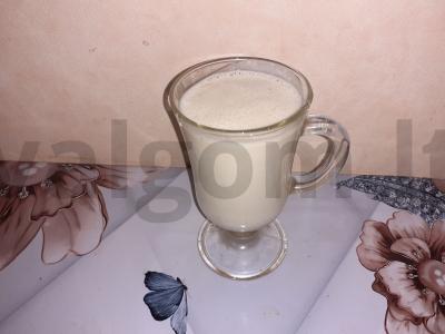 Sotūs kokteilis su proteinu, raugintu pienu ir bananais pagrindine nuotrauka