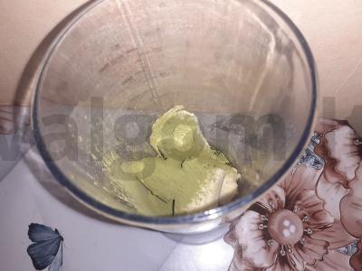 Smuzi su grietinėlėmis, matcha arbata ir bananais Žingsnis 1