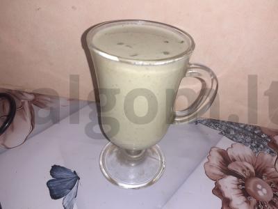 Smuzi su grietinėlėmis, matcha arbata ir bananais pagrindine nuotrauka