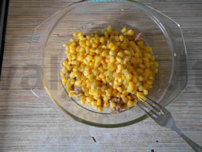 Salotos su tunu, kukurūzais ir kietuoju sūriu Žingsnis 2