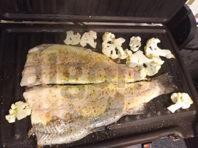 Ant groteli kepta upėtakis su žiediniu kopūstu Žingsnis 2