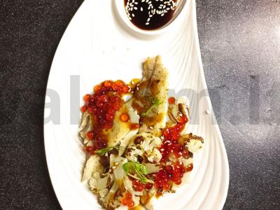 Ant groteli kepta upėtakis su žiediniu kopūstu pagrindine nuotrauka