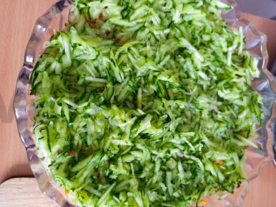 Salotas „Džiaugsmas“ su daržovėmis, grybais ir korėjietiška morkų salotomis Žingsnis 7