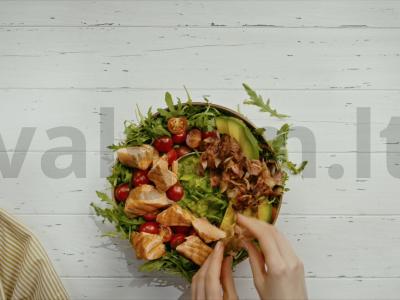 Salotos su lašiša ir švelniu avokado kreminiu padažu Žingsnis 9