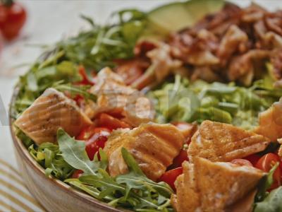 Salotos su lašiša ir švelniu avokado kreminiu padažu pagrindine nuotrauka