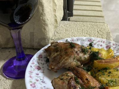 Kaimiškos bulvės su traškia vištiena pagrindine nuotrauka