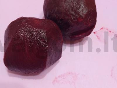 Naudingas salotas iš burokėlių ir razinų su grietine Žingsnis 1