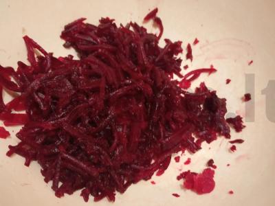 Naudingas salotas iš burokėlių ir razinų su grietine Žingsnis 2