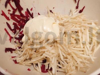 Naudingas salotas iš burokėlių ir razinų su grietine Žingsnis 3