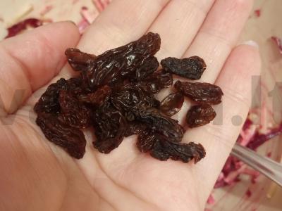 Naudingas salotas iš burokėlių ir razinų su grietine Žingsnis 4