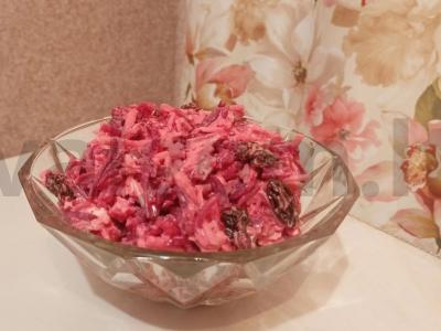 Naudingas salotas iš burokėlių ir razinų su grietine pagrindine nuotrauka