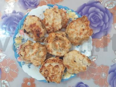 Švelnios smulkintos vištienos kotletai su kefyru pagrindine nuotrauka