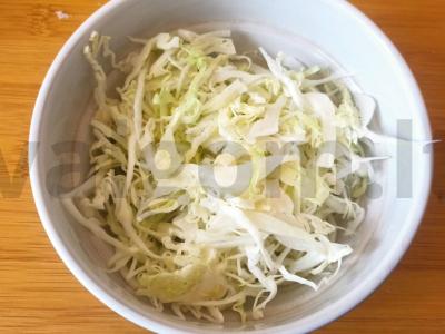 Salotas su konservuotais pomidorais ir kopūstais Žingsnis 1