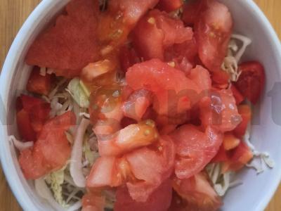 Salotas su konservuotais pomidorais ir kopūstais Žingsnis 2