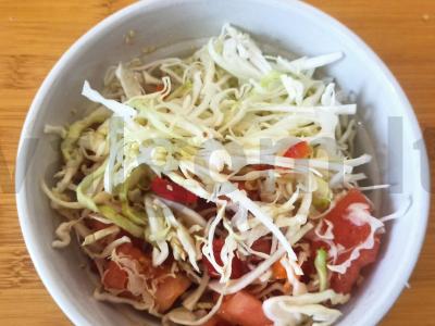 Salotas su konservuotais pomidorais ir kopūstais pagrindine nuotrauka