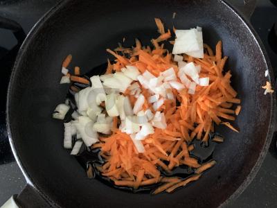 Sriuba su meatballs ir bulguru Žingsnis 2