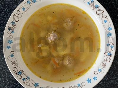 Sriuba su meatballs ir bulguru pagrindine nuotrauka