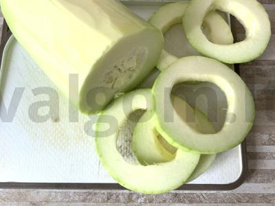 Cukinijos, keptos su faršu ir sūriu Žingsnis 1