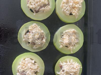 Cukinijos, keptos su faršu ir sūriu Žingsnis 4