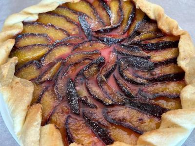 Vegetariška galletė su slyvomis pagrindine nuotrauka