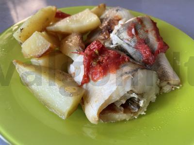 Keptas ešerys su pomidoru ir paprika pagrindine nuotrauka