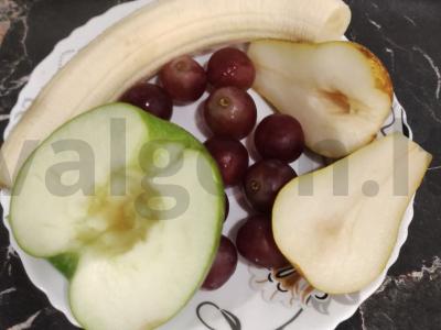 Vaisių salotos su vynuogėmis, bananais ir kriaušėmis su jogurtu Žingsnis 1