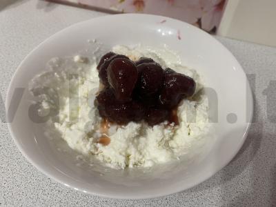 Labai skanus varškės sūris su braškių uogiene pagrindine nuotrauka