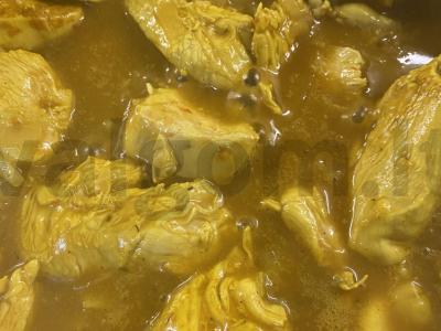 Vištiena karis su salierais alyvuogių aliejuje Žingsnis 3