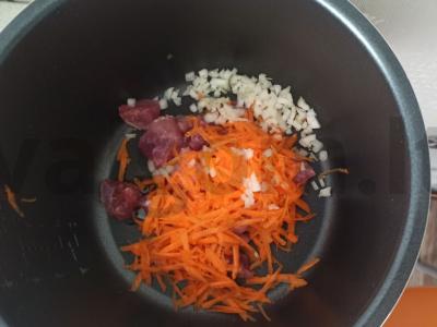 Kepinys multivarke su kiauliena ir prieskoniais Žingsnis 5