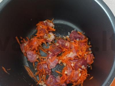 Kepinys multivarke su kiauliena ir prieskoniais Žingsnis 6