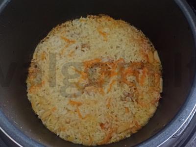 Kepinys multivarke su kiauliena ir prieskoniais pagrindine nuotrauka