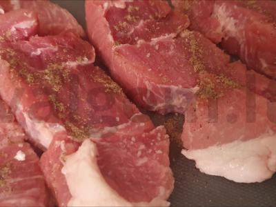 Kiauliena prieskoniuose ant grotelių Žingsnis 1