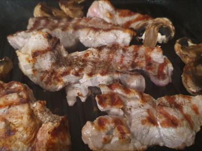 Kiauliena prieskoniuose ant grotelių pagrindine nuotrauka