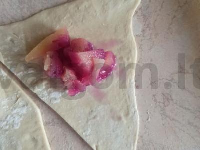 Sluoksniuotos tešlos pyragėliai su konservuotais vaisiais arbatai Žingsnis 1