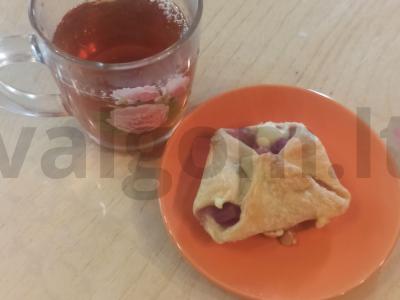 Sluoksniuotos tešlos pyragėliai su konservuotais vaisiais arbatai pagrindine nuotrauka