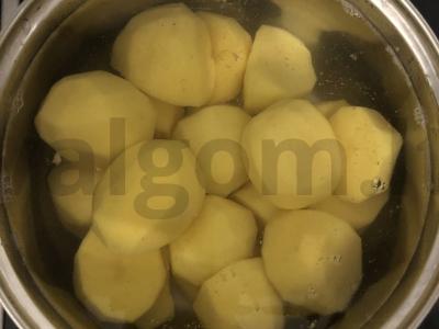 Bulvių apkepas su faršu ir pomidorais Žingsnis 1