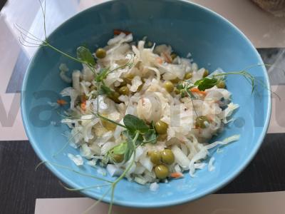 Salotos su raugintais kopūstais ir žirniais pagrindine nuotrauka