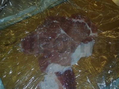 Mėsos kepsniai, kepti po sūriu Žingsnis 1