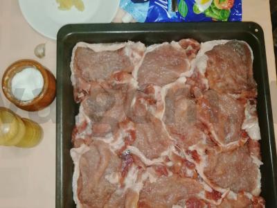 Mėsos kepsniai, kepti po sūriu Žingsnis 2